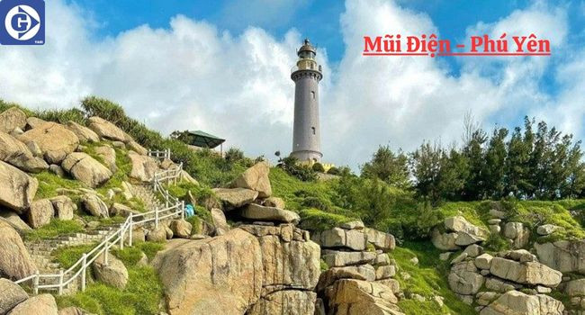 Ngọn hải đăng cổ kính và cảnh bình minh tại Mũi Điện (Đại Lãnh)