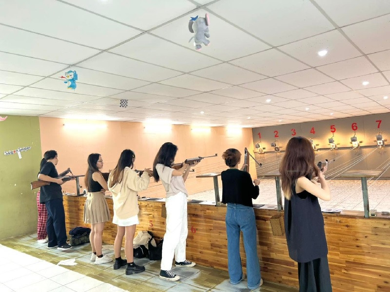 Người chơi chuẩn bị tham gia hoạt động bắn súng tại Saigon Sniper