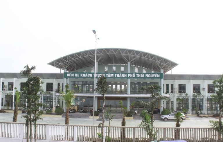 Người dân đi lại tại Bến xe Thái Nguyên