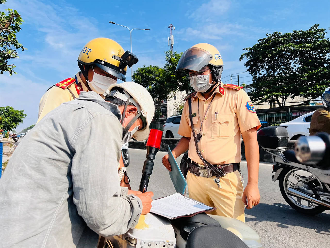 Người dân tìm hiểu cách phản ánh vi phạm giao thông qua các quy định mới