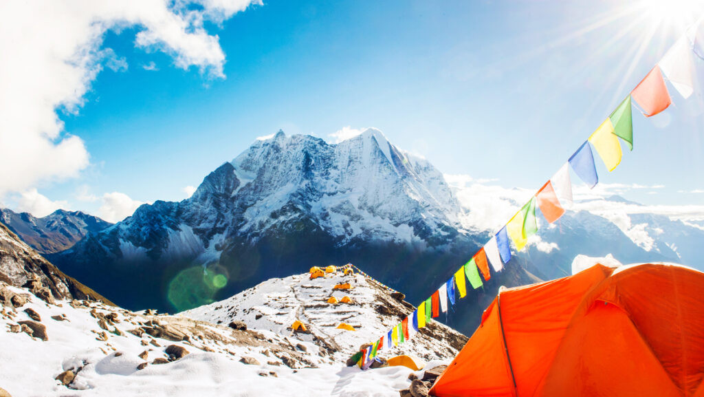 Người đi bộ đường dài trên con đường mòn núi ở Nepal, minh họa kinh nghiệm leo núi Nepal an toàn