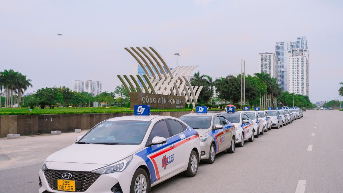 Người điều hành tổng đài đang làm việc, biểu thị vai trò trung tâm của tổng đài G7 Taxi Hà Nội trong việc kết nối khách hàng với tài xế và hỗ trợ mọi yêu cầu.