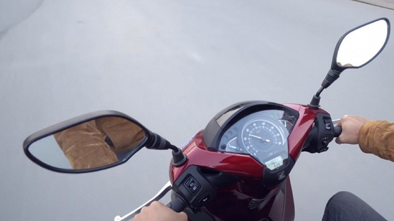 Người điều khiển xe máy cần hiểu rõ quy định về gương chiếu hậu