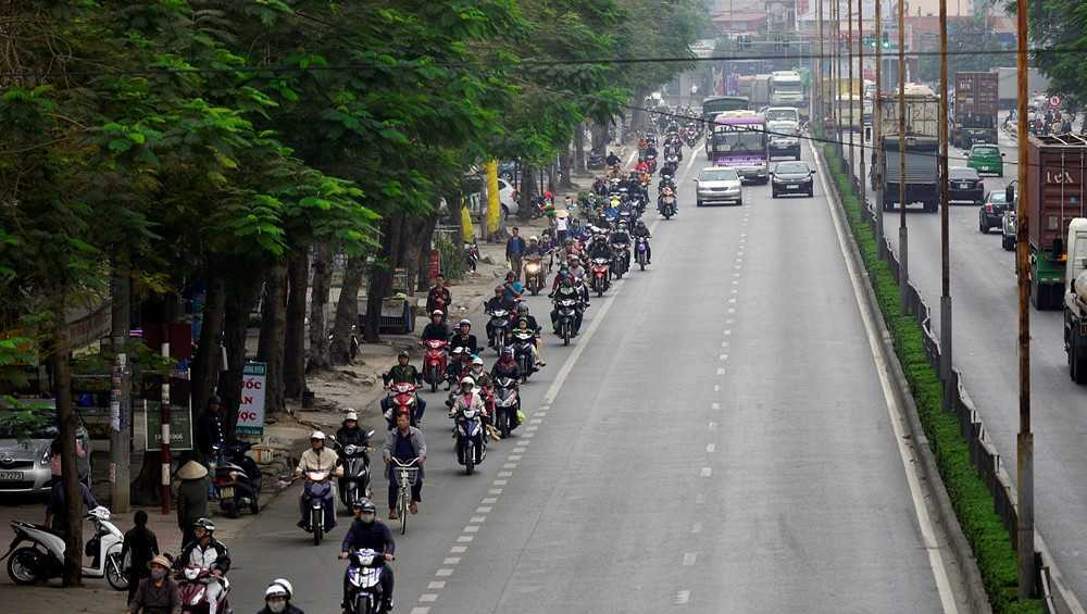 Người điều khiển xe máy di chuyển đúng làn đường quy định