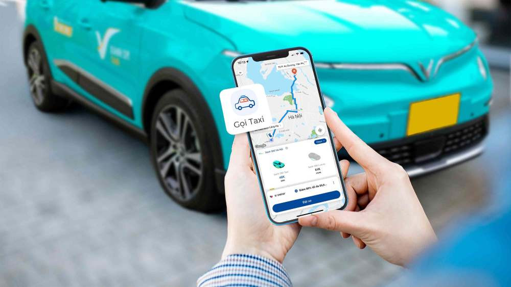 người dùng đang đặt xe trên ứng dụng taxi xanh SM tiện lợi