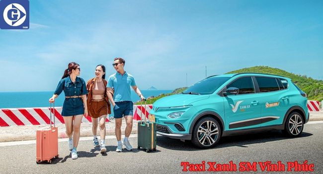 Người dùng đang sử dụng ứng dụng đặt xe Xanh SM trên điện thoại