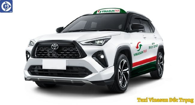 Người dùng đang thao tác đặt xe taxi Đức Trọng qua ứng dụng di động