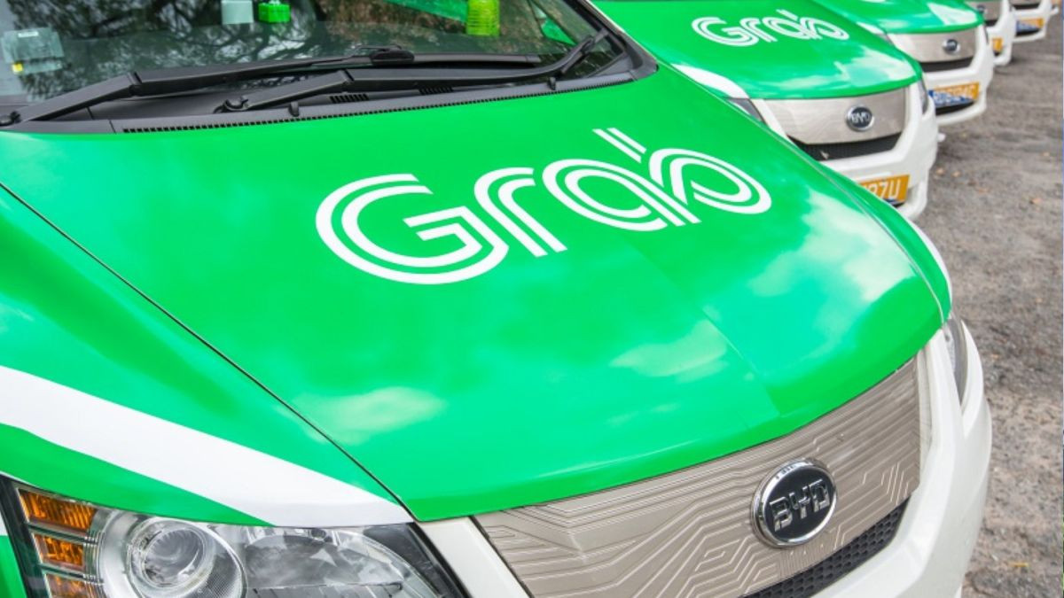 Người dùng sử dụng ứng dụng Grab để đặt dịch vụ taxi công nghệ tại TP. Phú Quốc