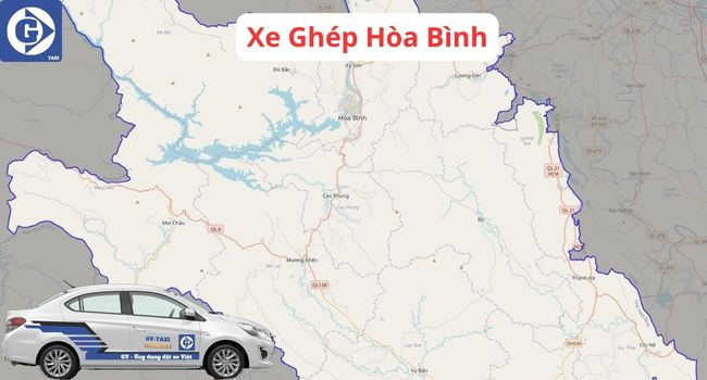 Người dùng thao tác trên điện thoại để tìm xe ghép Hòa Bình