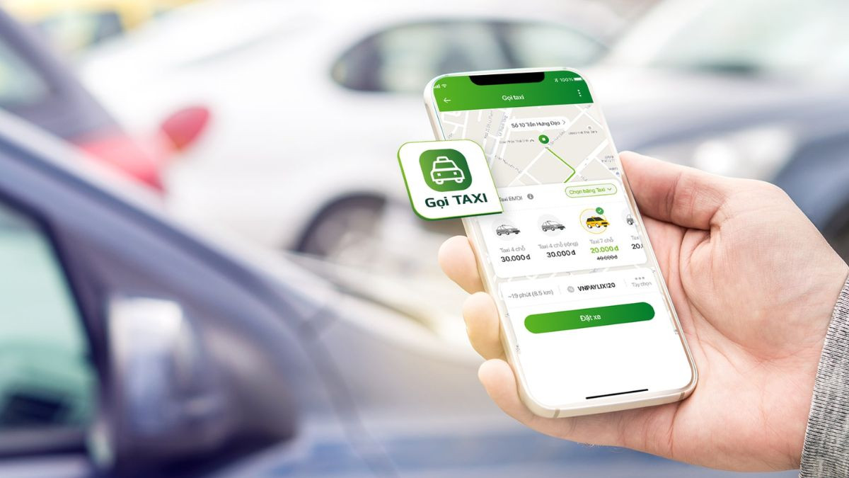 Người dùng tìm kiếm thông tin về kinh nghiệm đặt taxi tại TP. Phú Quốc trên điện thoại