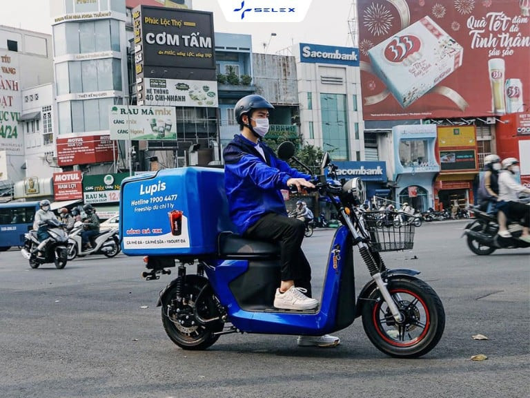 Người dùng xem xét các mẫu xe máy điện tại cửa hàng