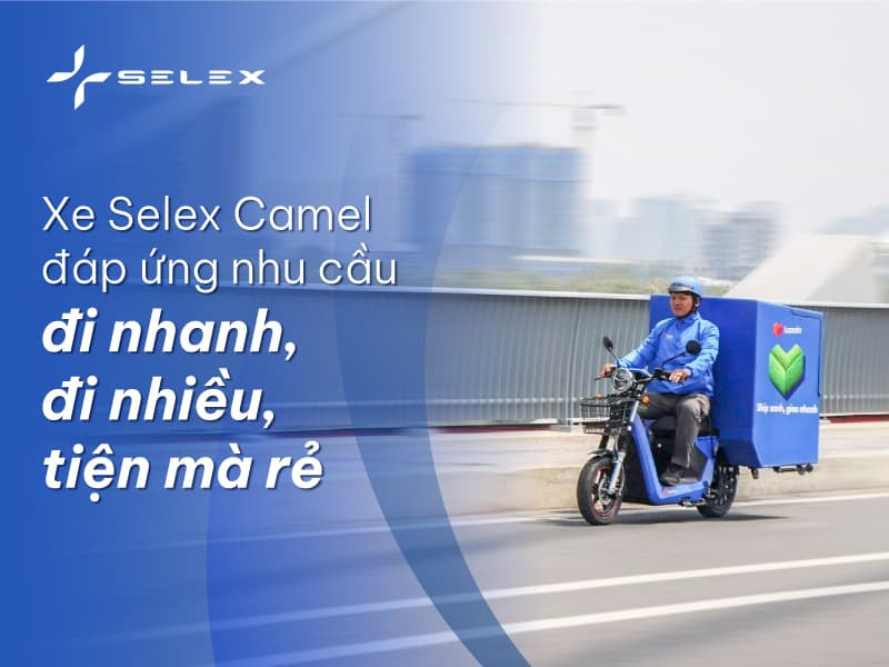Người giao hàng đang đổi pin xe Selex Camel tại trạm, minh họa việc tiết kiệm chi phí và tiện lợi của xe điện.