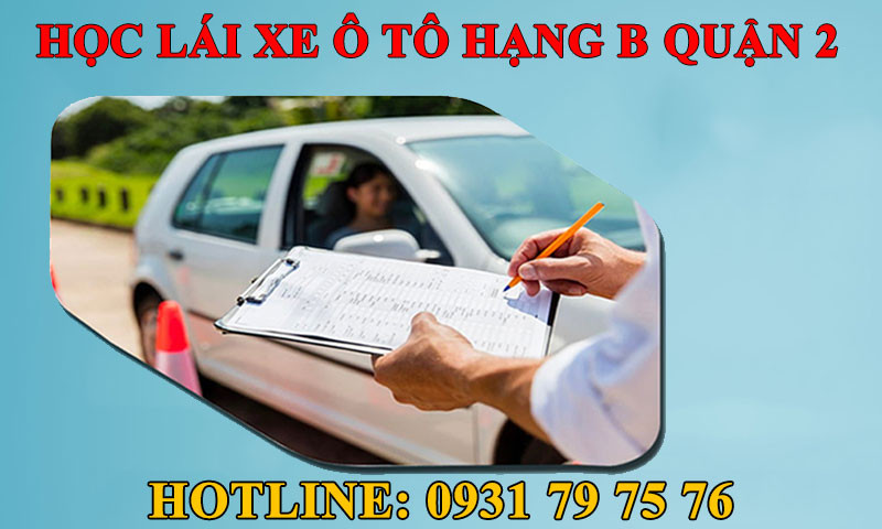 Người hướng dẫn đang chỉ dẫn học viên thực hành lái xe ô tô hạng B tại Quận 2