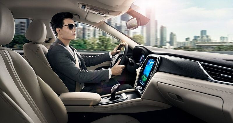 Người lái điều khiển vô lăng ô tô để vận hành xe an toàn