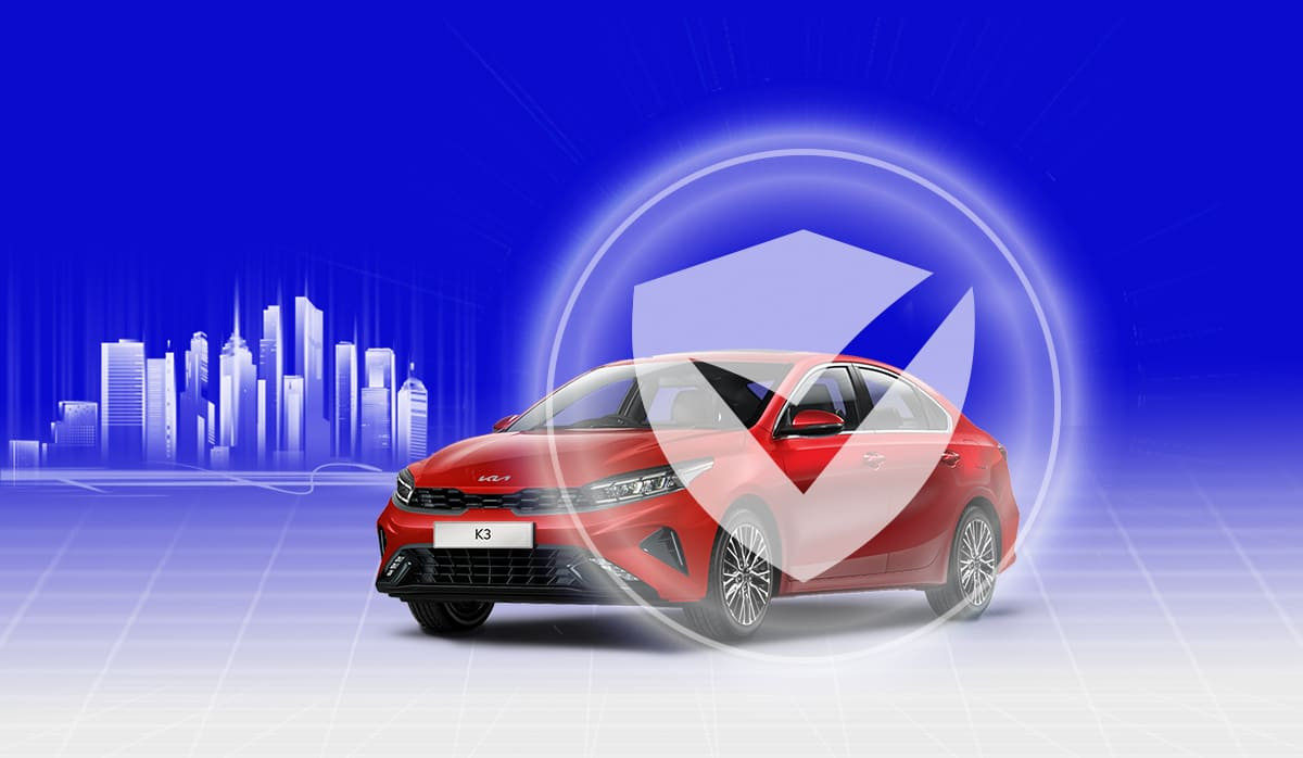 Người lái xe đang xem xét giấy tờ hợp đồng bảo hiểm xe ô tô Kia K3