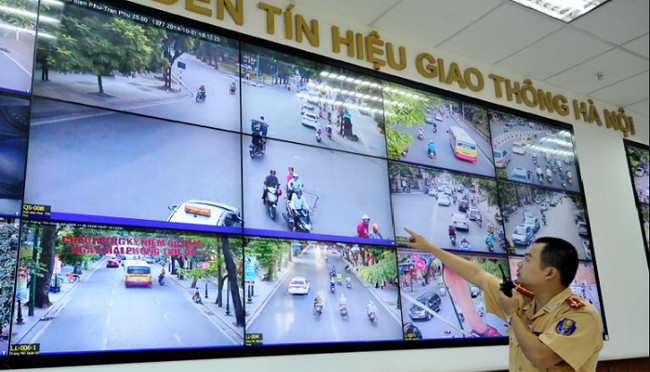 Người lái xe kiểm tra thông tin phạt nguội trực tuyến