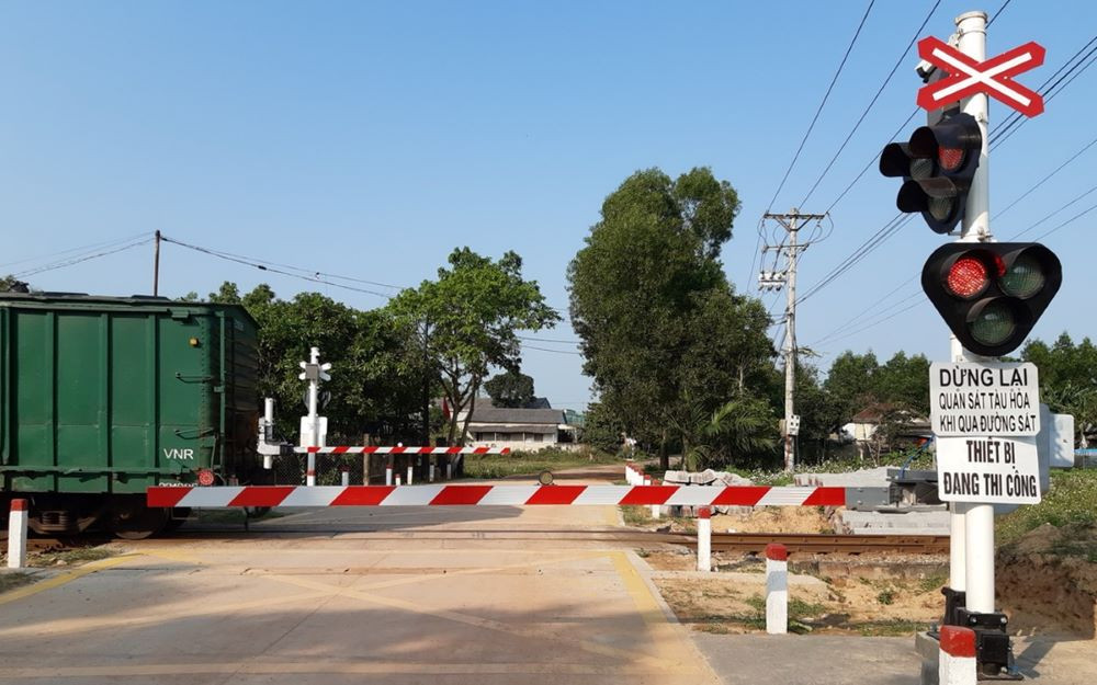 Người lái xe ô tô tuân thủ quy tắc an toàn khi đi qua đường sắt tại ngã tư