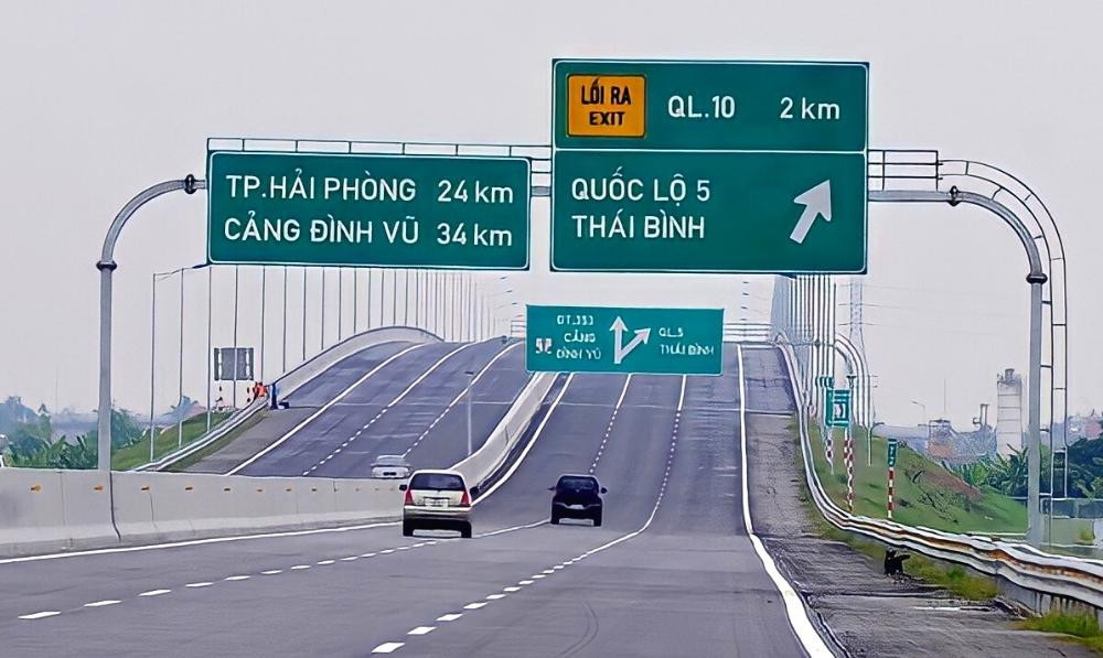 Người lái xe tập trung trên đường cao tốc, minh họa kỹ năng lái xe an toàn