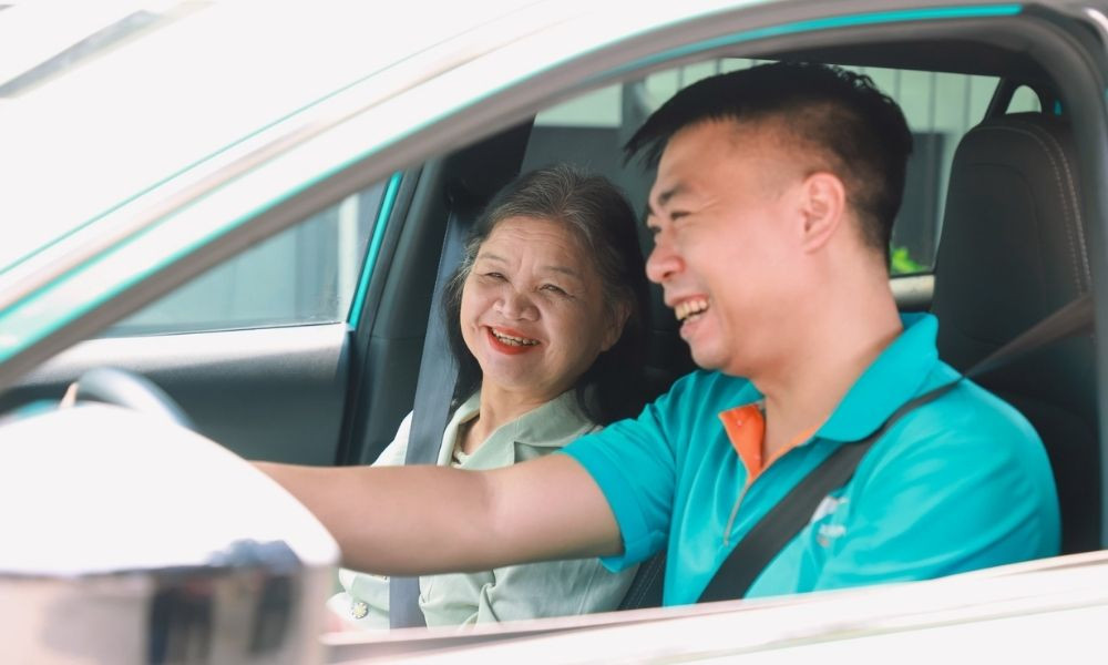 Người lái xe taxi công nghệ tự tin trên chiếc xe điện hiện đại, sẵn sàng cho những chuyến đi mới.