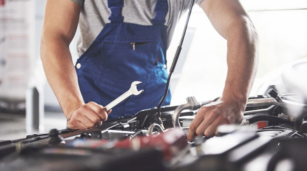 Người mua xem xét kỹ lưỡng thân xe cũ