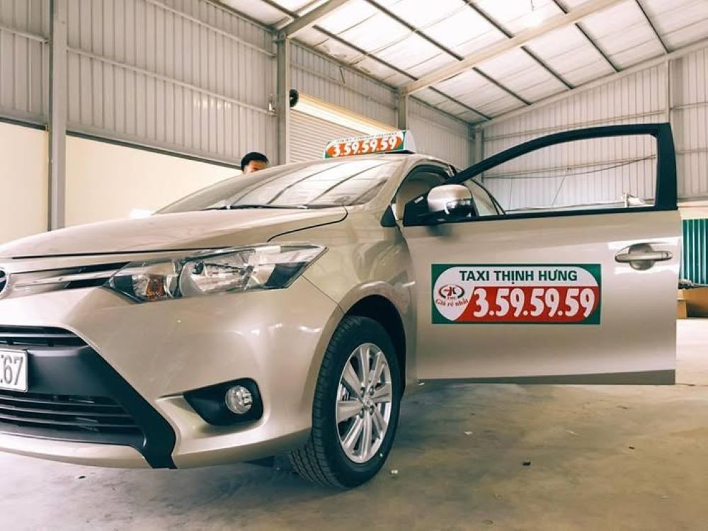 Người phụ nữ đang thao tác trên điện thoại di động, minh họa cách đặt xe taxi tiện lợi qua ứng dụng hoặc hotline, bao gồm cả các dịch vụ taxi xanh Việt Trì.
