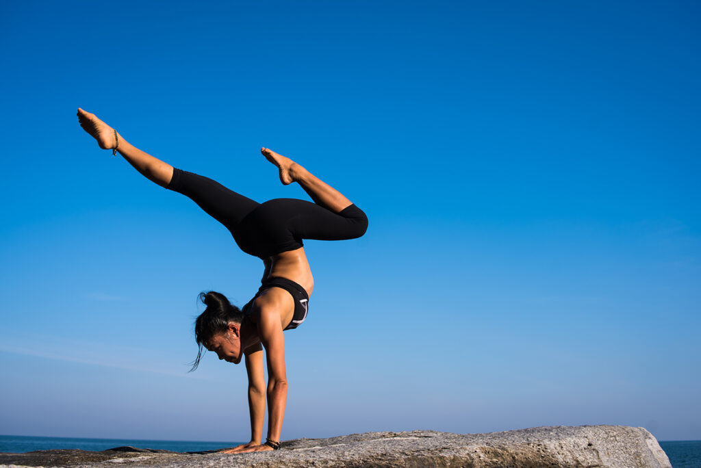Người tập yoga thực hiện tư thế an toàn, minh họa kinh nghiệm tập yoga an toàn
