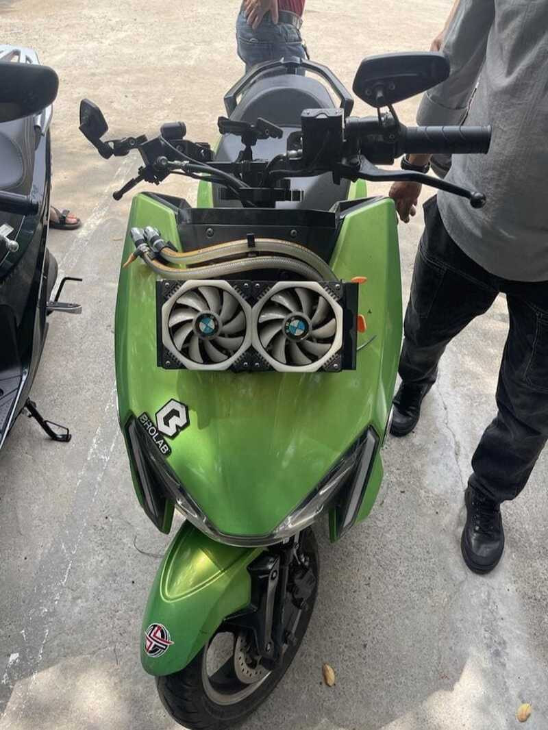 Người trẻ cá nhân hóa phương tiện với decal dán xe điện đa dạng kiểu dáng.