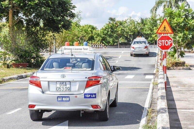 Người tự học lái xe ô tô tham gia giao thông có thể bị xử phạt nặng