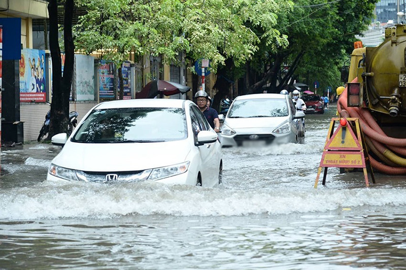 Nguy cơ thủy kích khi lái ô tô vào vùng ngập nước sâu
