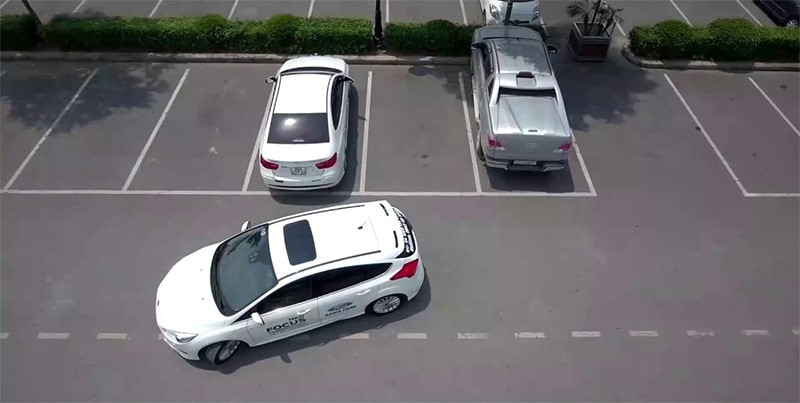 Nguyên tắc quan trọng khi lùi đỗ xe ô tô vào chuồng
