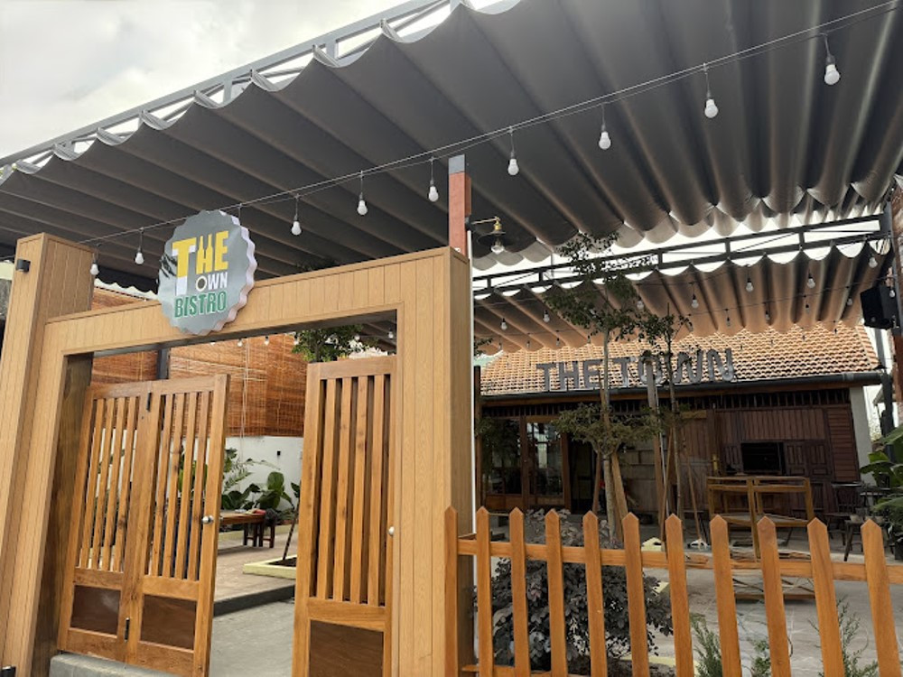 Nhà hàng The Town Bistro gần Thác Làng Á