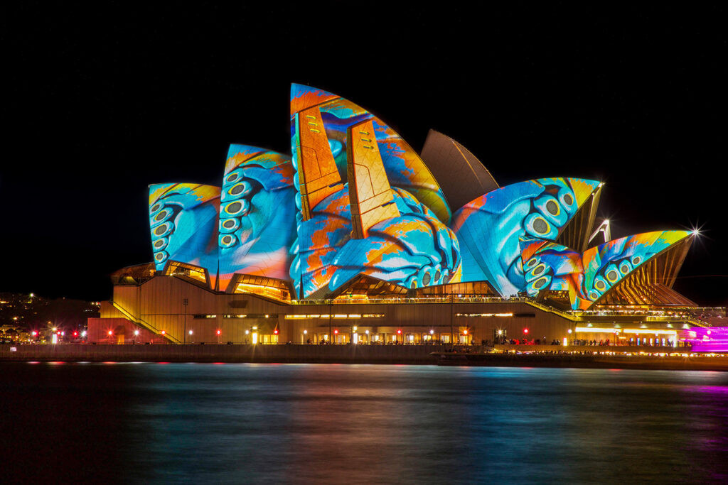 Nhà hát Opera Sydney về đêm, biểu tượng kinh nghiệm du lịch Úc an toàn và thưởng thức cảnh quan thành phố.