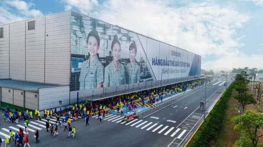 Nhà máy Samsung Thái Nguyên về đêm với ánh đèn rực rỡ, biểu tượng của sự phát triển công nghiệp thu hút dịch vụ taxi samsung thái nguyên.