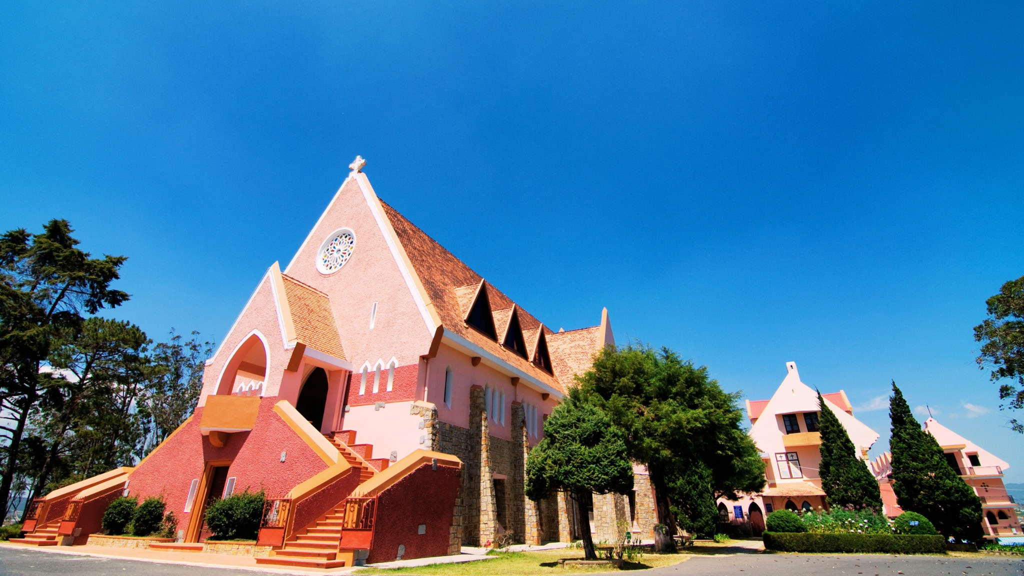 Nhà Thờ Domaine De Marie với kiến trúc độc đáo, điểm check-in không thể bỏ lỡ trong taxi tour du lịch Lâm Đồng.