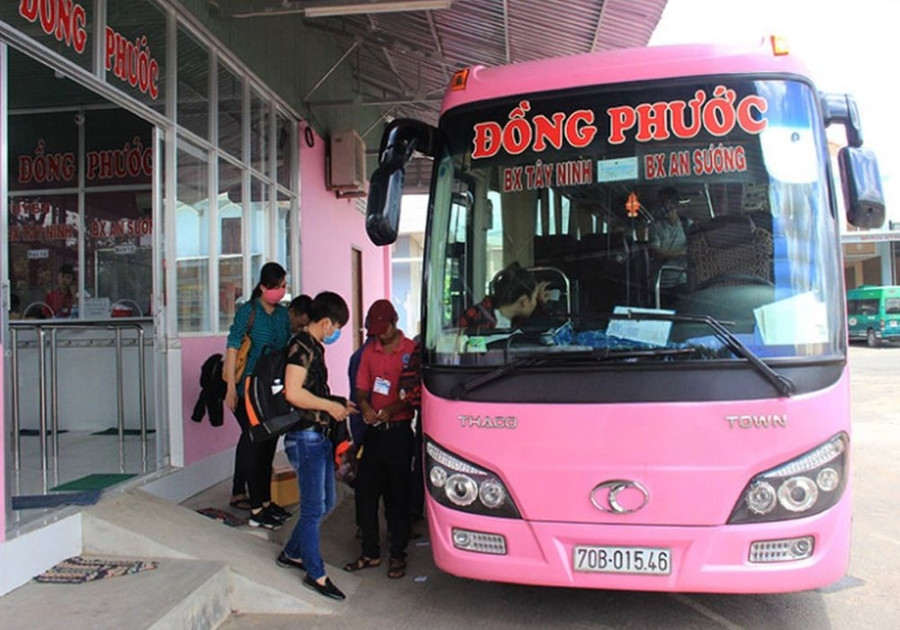 Nhà xe Đồng Phước với màu sắc đặc trưng trên đường đến Tây Ninh