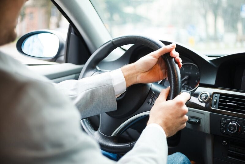 Nhận biết dấu hiệu lốp ô tô bị thủng trên màn hình xe