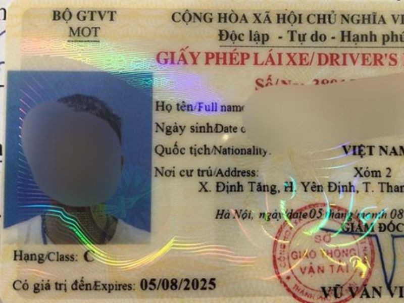 Nhận giấy phép lái xe hạng C mới sau khi hoàn tất thủ tục