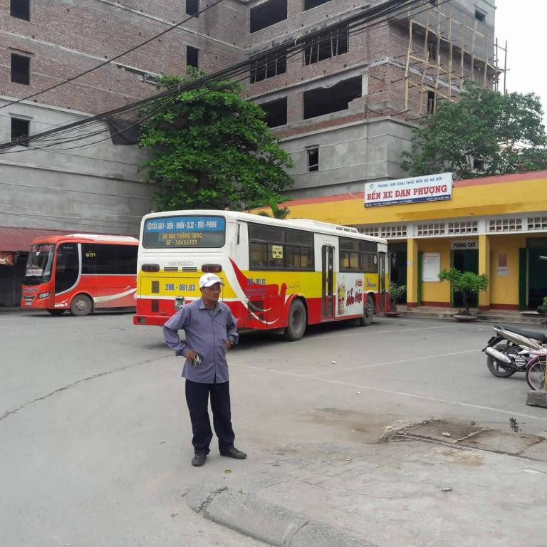 Nhân viên bến xe Đan Phượng hỗ trợ hành khách