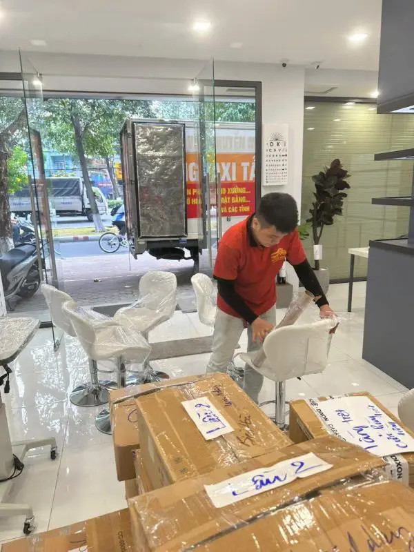 Nhân viên chuyên nghiệp đóng gói nội thất