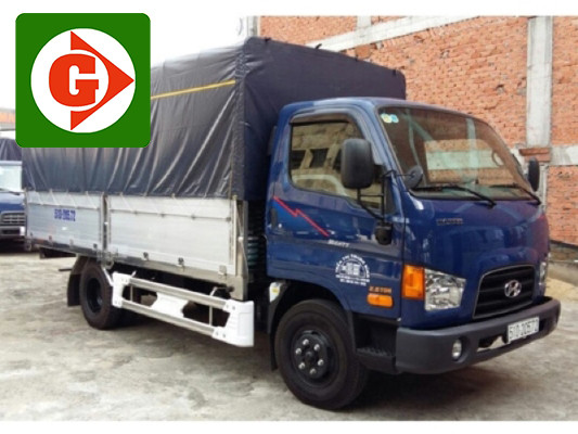 Nhân viên đang bốc xếp hàng hóa lên xe taxi tải