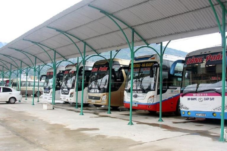 Nhân viên hỗ trợ khách hàng tại bến xe Hà Giang