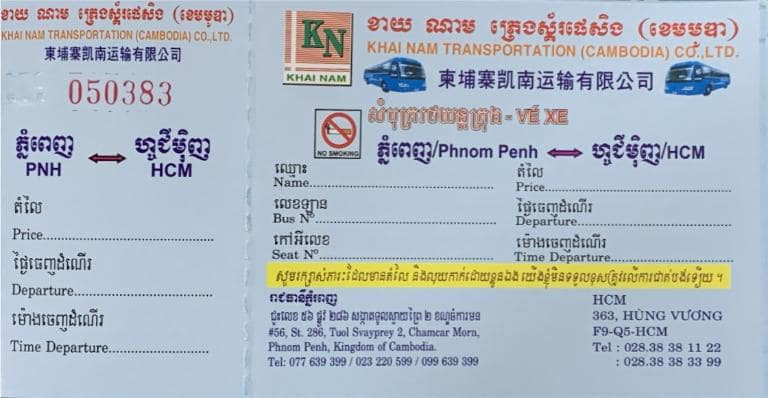 Nhân viên Khải Nam hỗ trợ khách hàng tại văn phòng