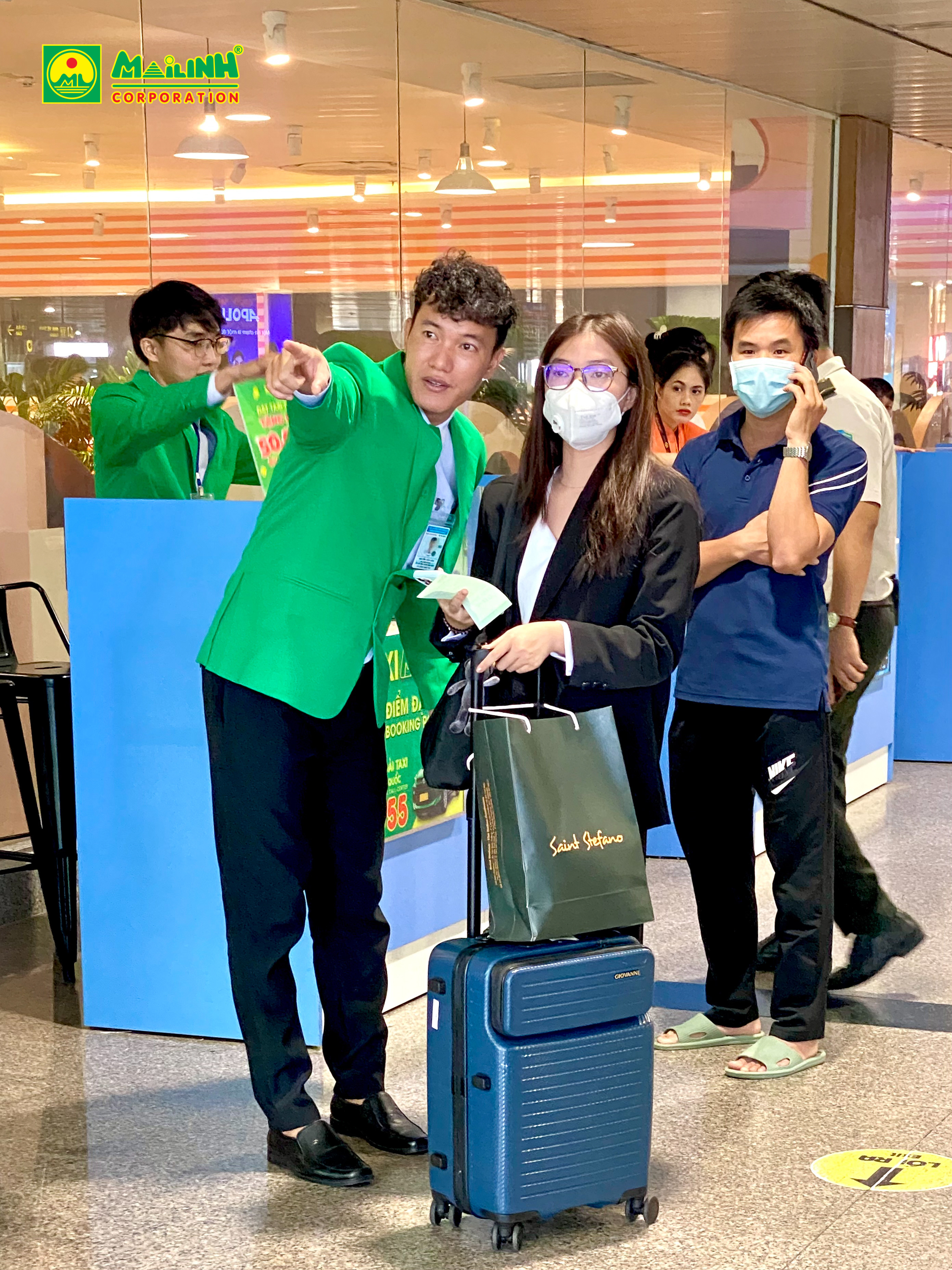Nhân viên Mai Linh hướng dẫn đón taxi mai linh tân an