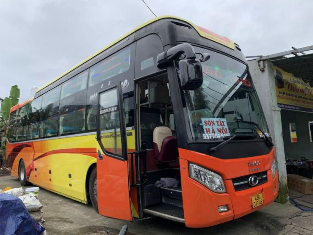 Nhân viên Nhà xe Dương Vũ tư vấn cho hành khách