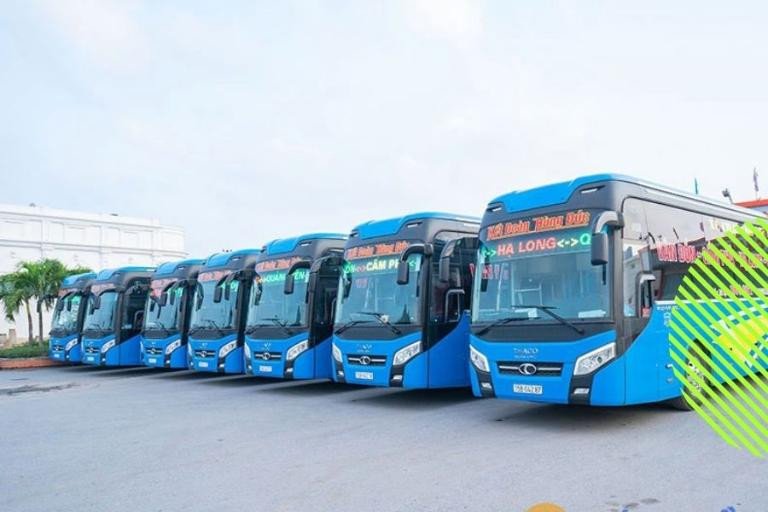 Nhân viên nhà xe Kết Đoàn hỗ trợ hành khách kiểm tra vé