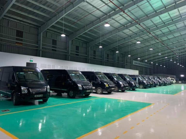 Nhân viên Nhà xe Nam Cường hỗ trợ hành khách