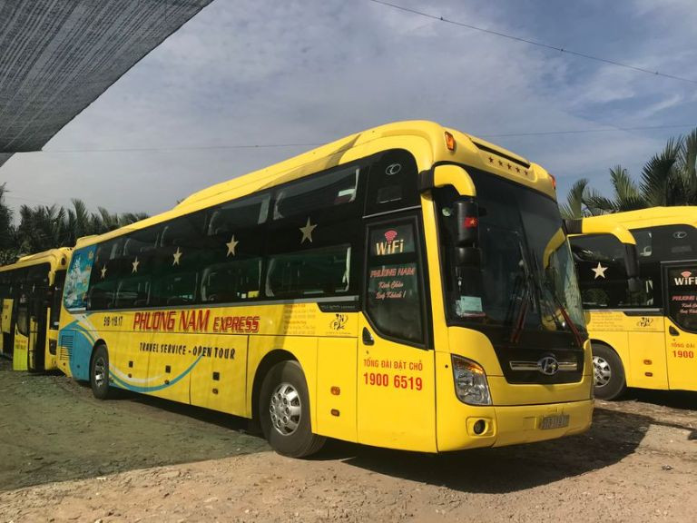 Nhân viên nhà xe Phương Nam sẵn sàng hỗ trợ hành khách trên chuyến đi