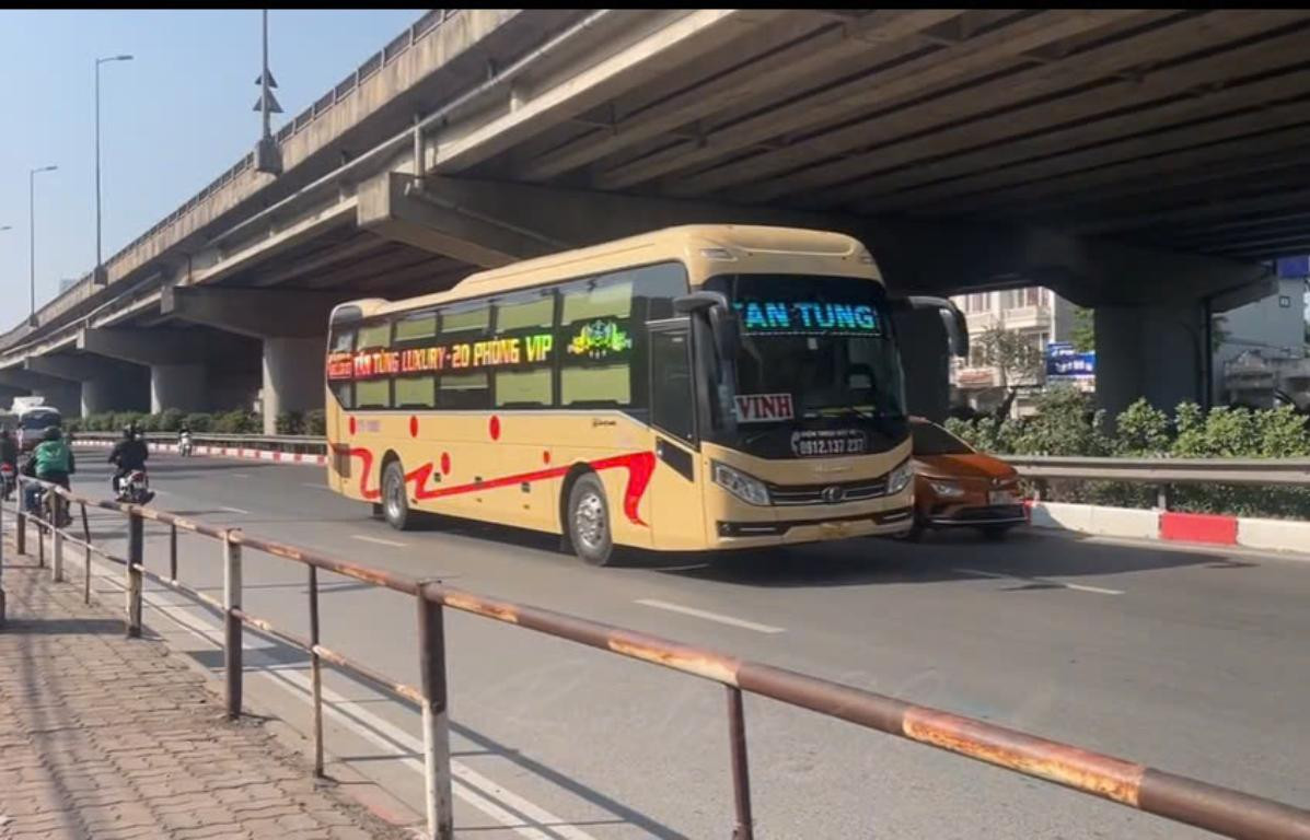 Nhân viên Nhà xe Tân Tùng hỗ trợ hành khách đặt vé