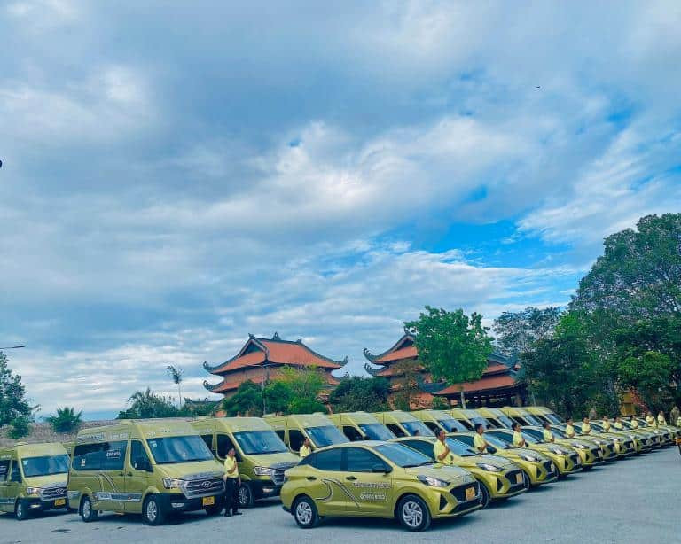 Nhân viên nhà xe Thảo Kim Ngân phục vụ hành khách tận tâm