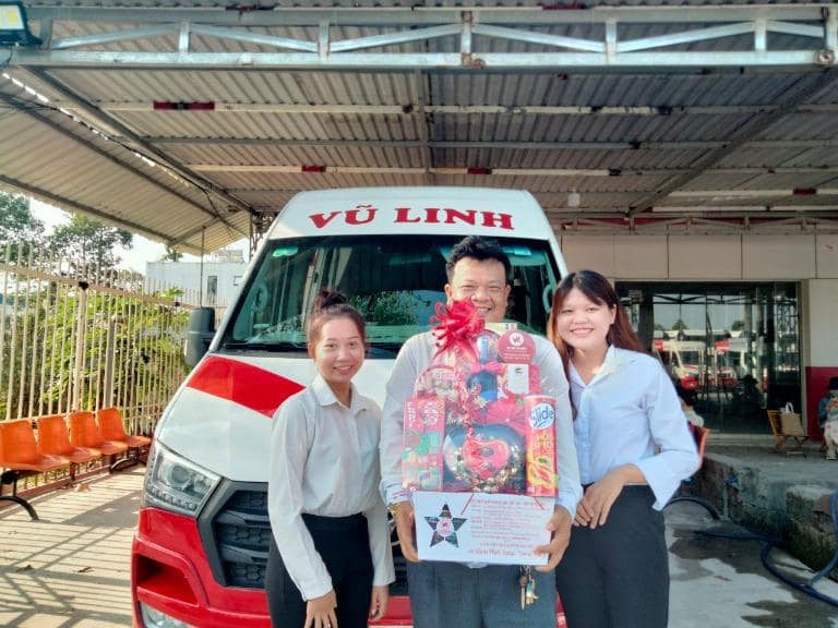 Nhân viên nhà xe Vũ Linh đang tư vấn chi tiết cho khách hàng qua điện thoại, thể hiện sự hỗ trợ chuyên nghiệp